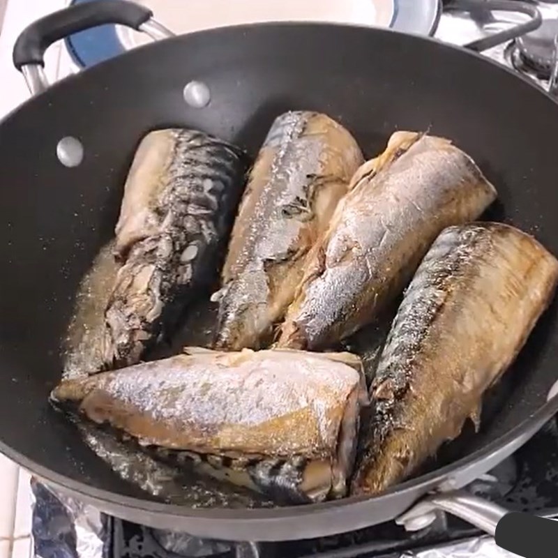 Step 2 Fry mackerel Mackerel braised in coconut water