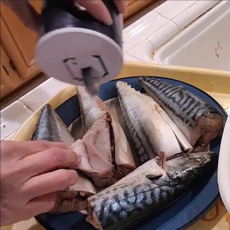 Step 2 Fry mackerel Mackerel stewed in coconut water
