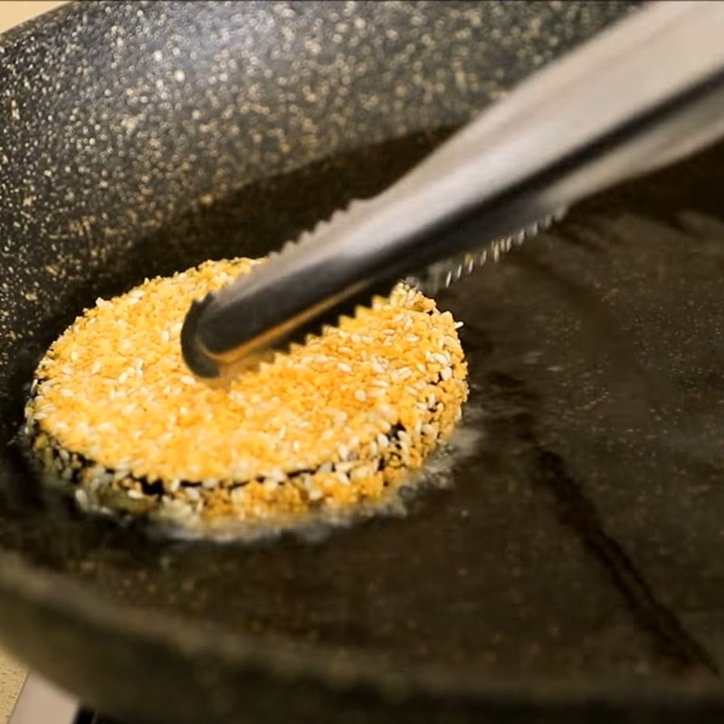 Step 4 Fry the eggplant Crispy fried eggplant coated with sesame
