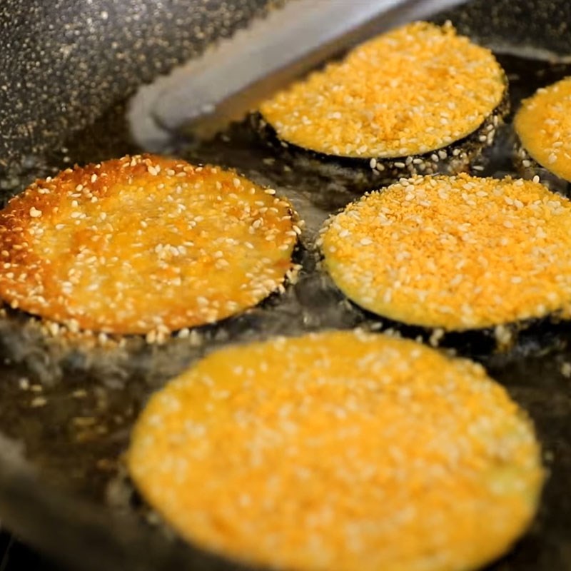 Step 4 Fry the eggplant Crispy fried eggplant coated with sesame
