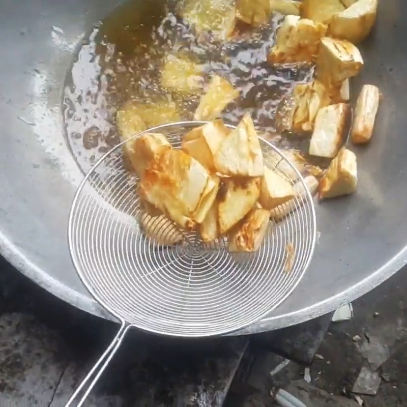 Step 2 Frying coconut heart Fried coconut heart