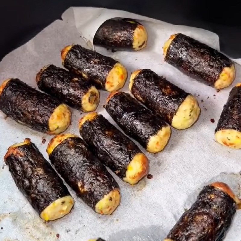 Step 3 Frying seaweed chicken rolls Seaweed chicken rolls (Recipe shared from Tiktok Into the kitchen with TasteVN)