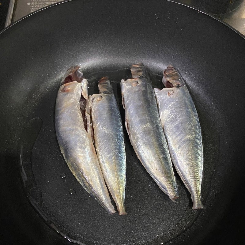 Step 2 Lightly fry the Mackerel for Mackerel stewed in coconut water (recipe shared by a user)