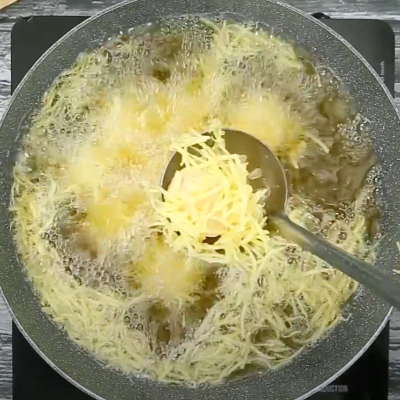 Step 4 Frying shrimp Fried shrimp with cheese