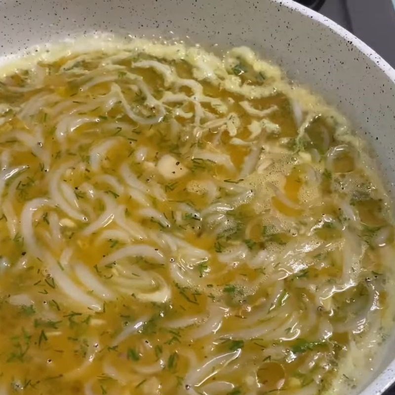 Step 3 Fry the eggs for Fried Fish