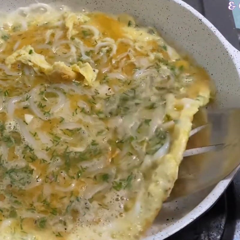 Step 3 Frying fish roe