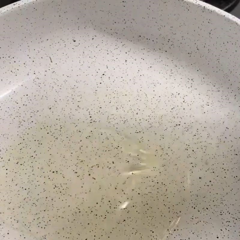 Step 3 Fry the eggs for Fried Fish