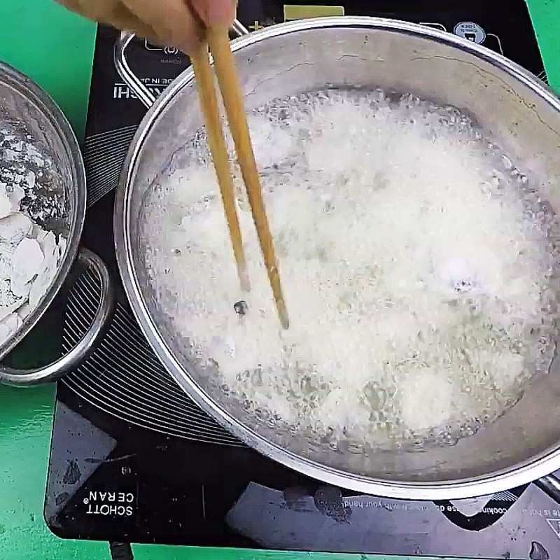 Step 3 Frying fish scales Fish scales fried crispy