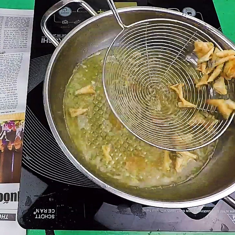 Step 3 Frying fish scales Fish scales fried crispy