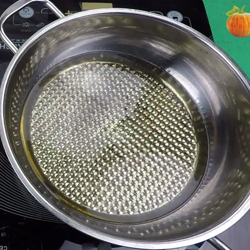Step 3 Frying fish scales Fish scales fried crispy