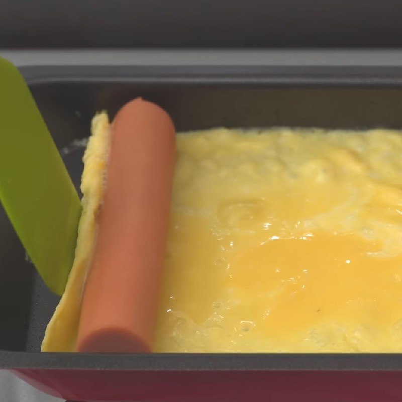 Step 3 Making sausage rolled omelette for fried squid bento