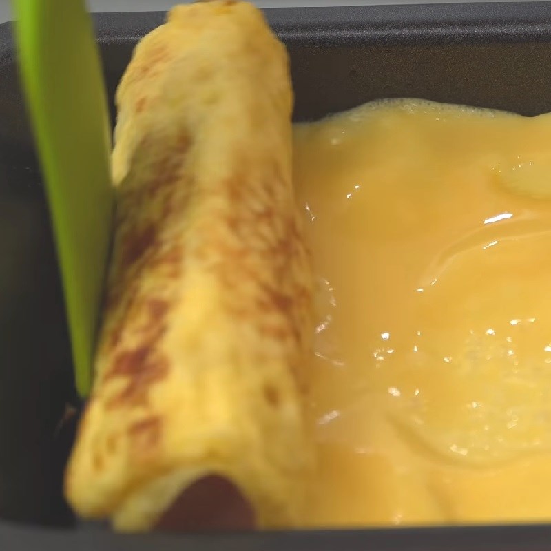 Step 3 Making sausage rolled omelette for fried squid bento