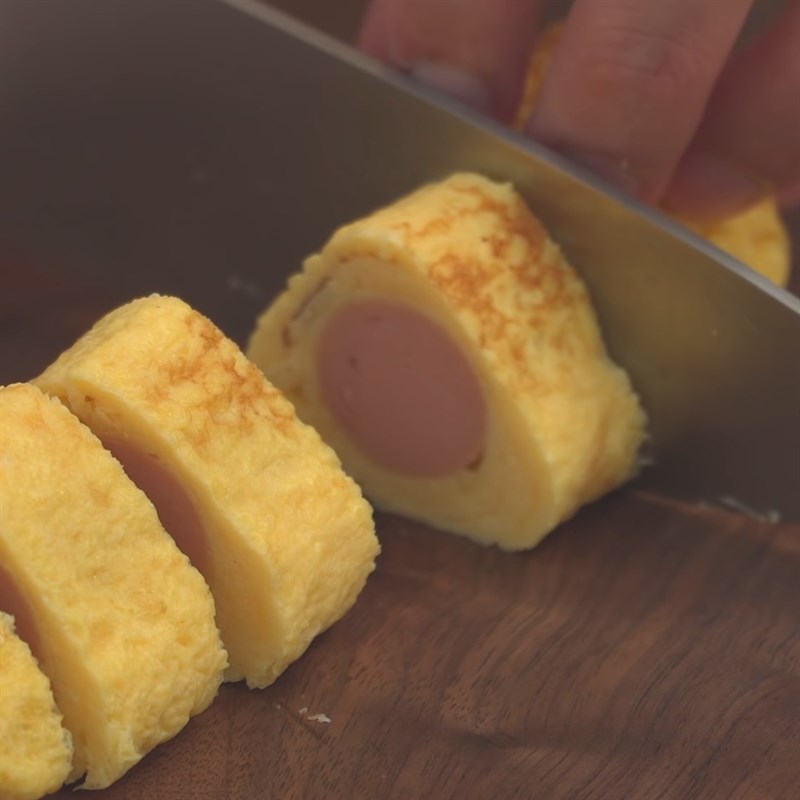 Step 3 Making sausage rolled omelette for fried squid bento