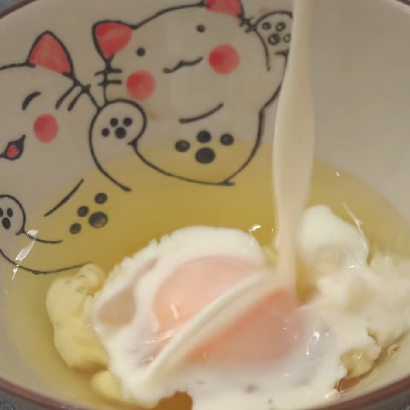 Step 3 Making sausage rolled omelette for fried squid bento