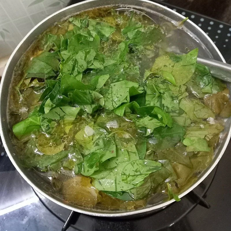 Step 3 Add water spinach leaves to the pot for fresh sour spicy fish