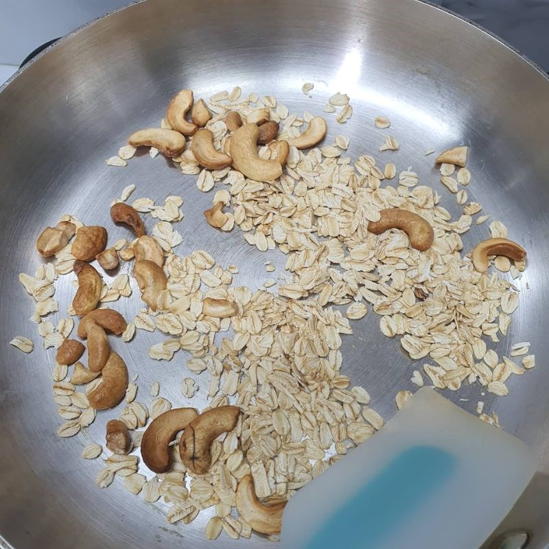 Step 1 Prepare the ingredients for Cashew Oat Milk with butter and rock sugar