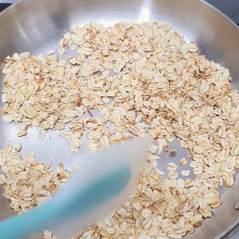 Step 1 Prepare the ingredients for cashew nut milk with oats, butter, and rock sugar