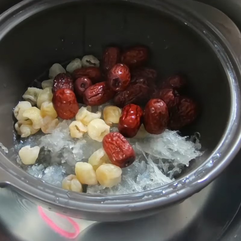 Step 4 Steamed Bird's Nest with Red Dates and Longan