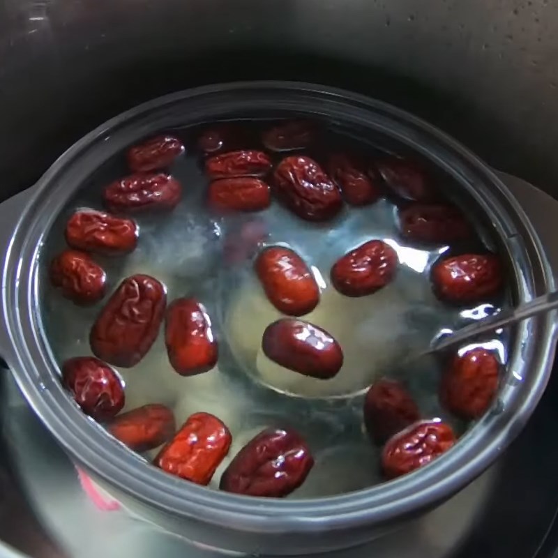 Step 4 Steamed Bird's Nest with Red Dates and Longan