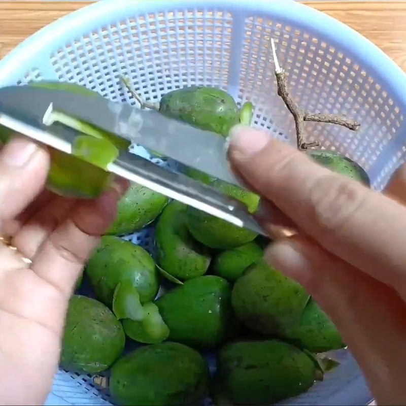 Step 1 Prepare and soak the mango for Tây Ninh salted green mango