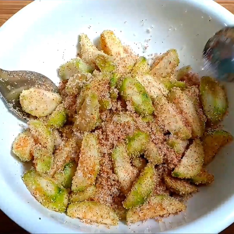 Step 2 Shake the sour fruit with the spice mixture Sour fruit with salt from Tay Ninh