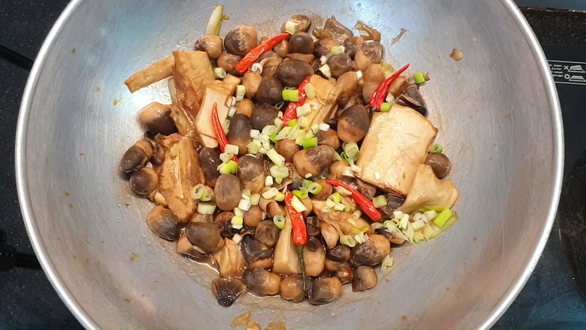 Coconut heart braised with mushrooms
