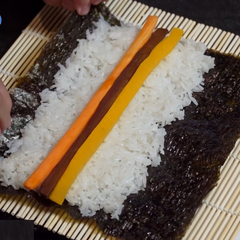 Step 2 Roll the rice for pickled burdock root vegetarian sushi