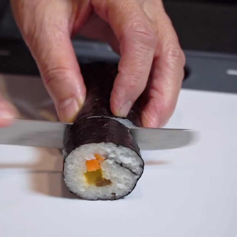 Step 2 Roll the rice for pickled burdock root vegetarian sushi