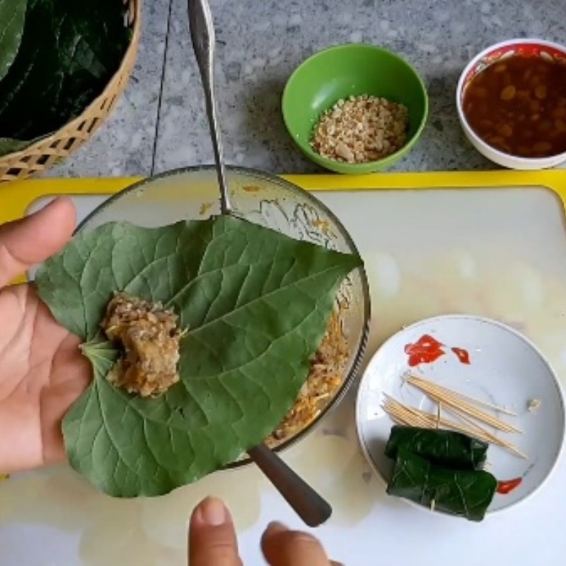 Step 4 Frog rolls with betel leaves Grilled frog rolls with betel leaves