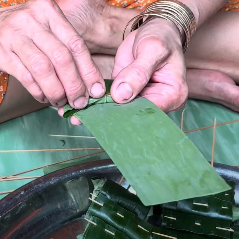 Step 3 Wrapping with betel leaves Grilled lizard snake with betel leaves