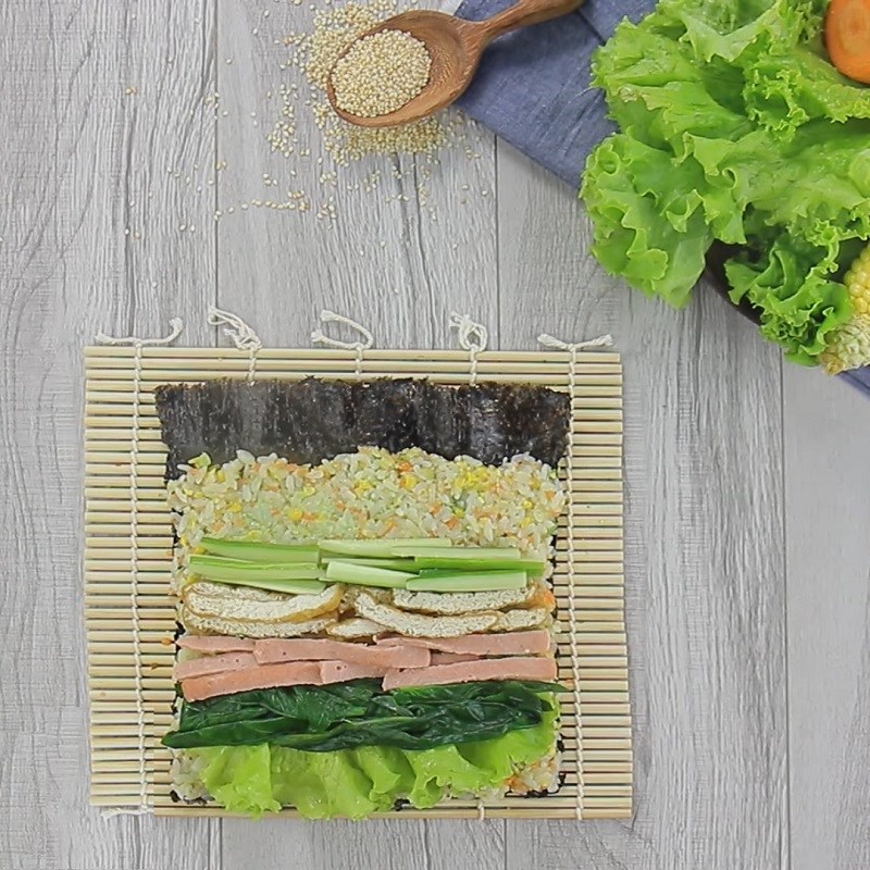 Step 4 Rolling vegetarian sushi with mixed vegetables
