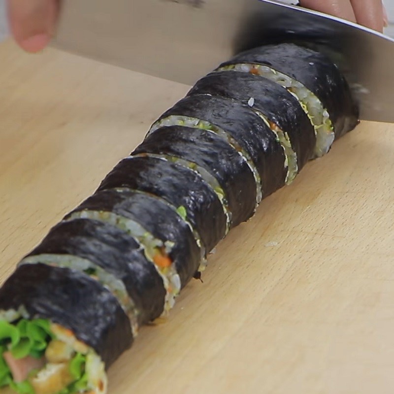 Step 4 Rolling vegetarian sushi with mixed vegetables