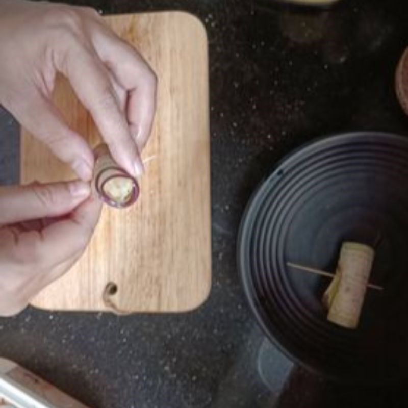 Step 3 Roll the eggplant with meat Fried eggplant rolled with meat
