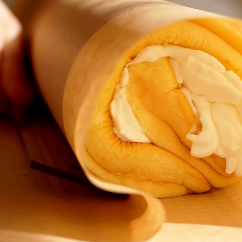 Step 7 Roll and cut the cake Chiffon roll cake with cream