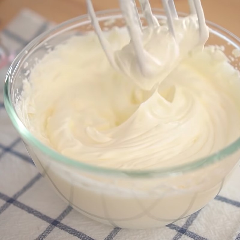 Step 3 Whip cream and sugar sandwich with fruit