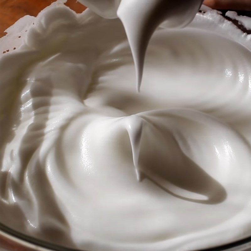 Step 2 Whipping egg whites Chiffon cake roll with cream