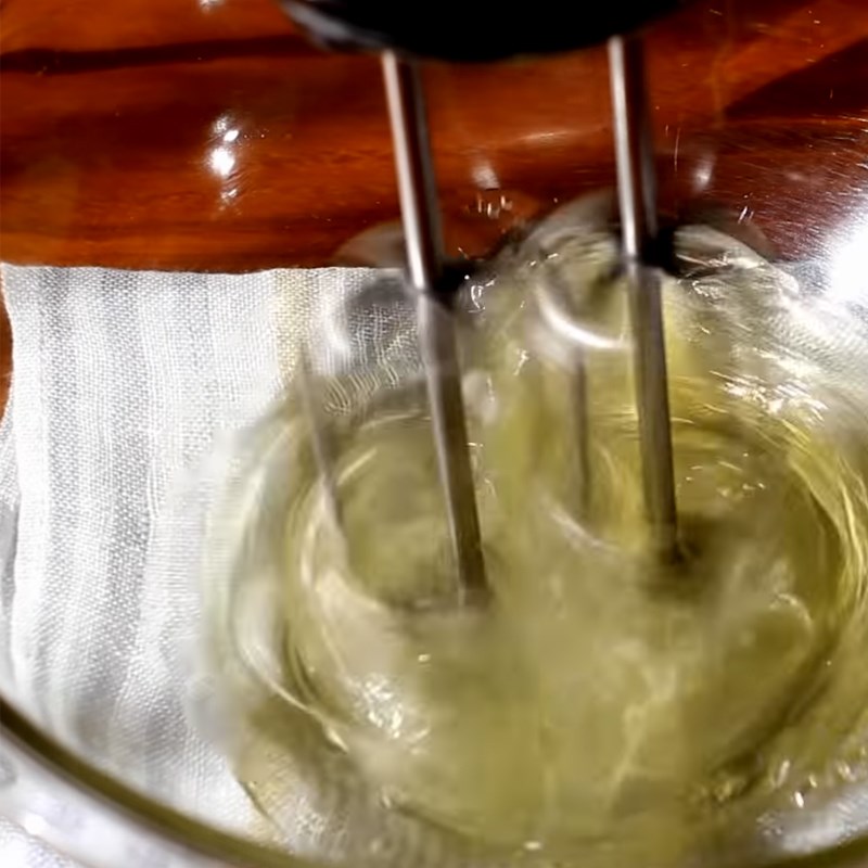 Step 2 Whipping egg whites Chiffon cake roll with cream