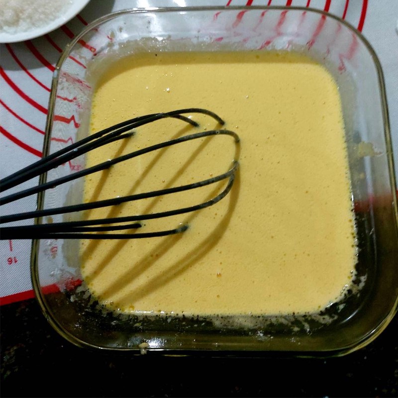 Step 2 Whisk the egg and sugar mixture for Custard-filled Bread