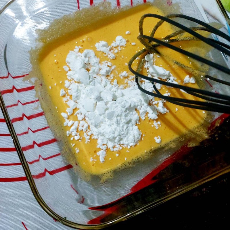Step 2 Whisk the egg and sugar mixture for Custard-filled Bread