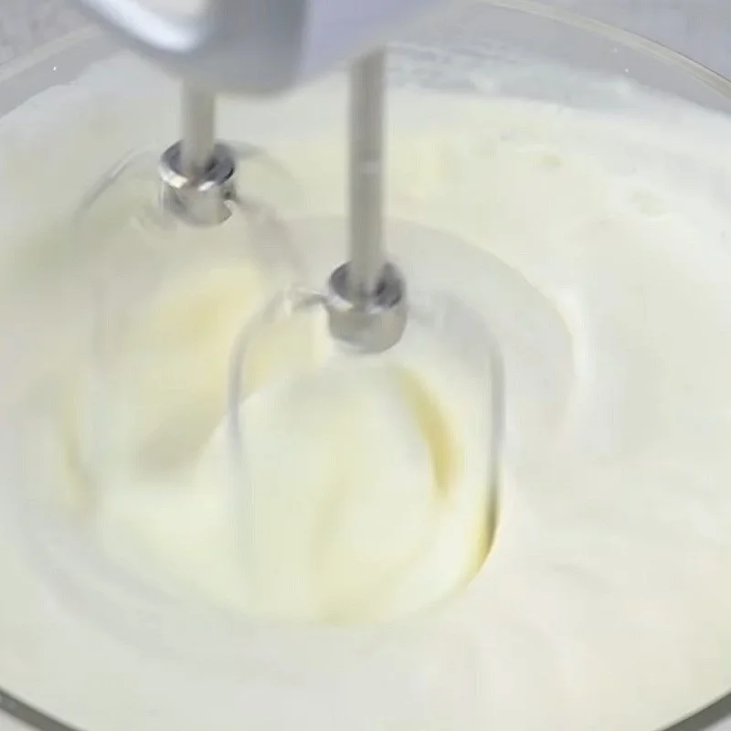 Step 4 Whip the cream layer Golden Lotus Tea