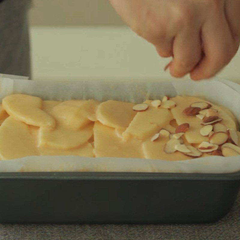 Step 4 Pour into the mold for the invisible apple pie