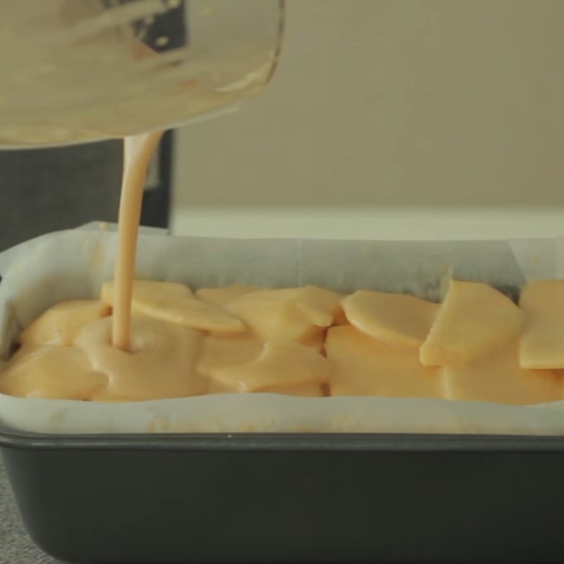Step 4 Pour into the mold for the invisible apple pie