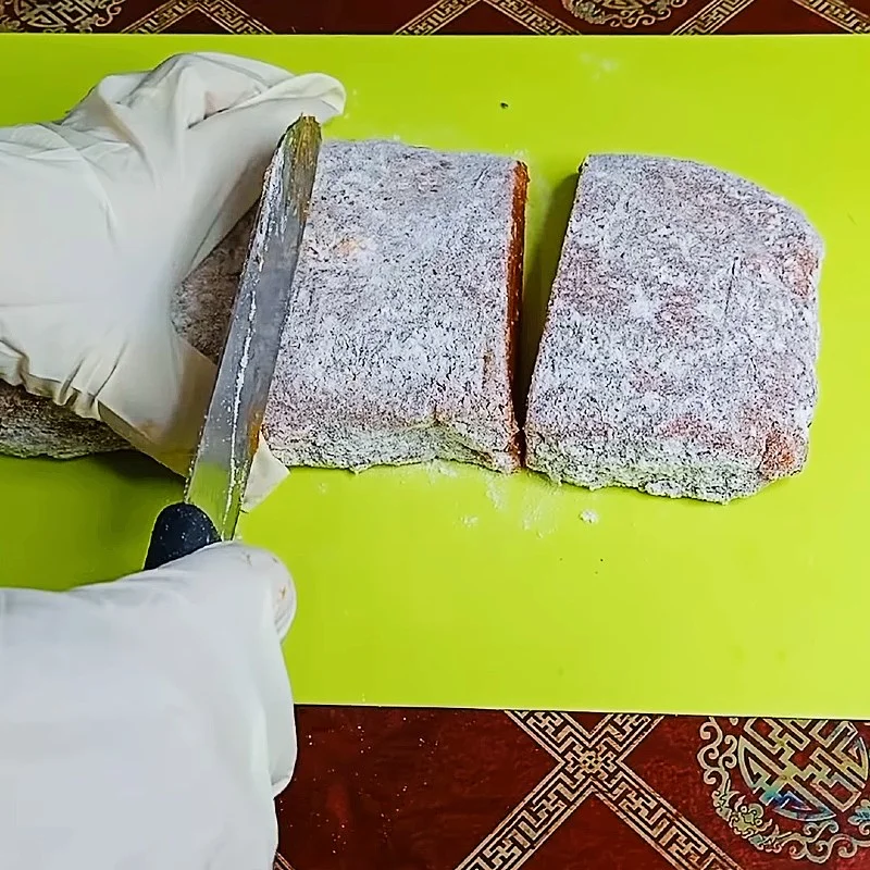 Step 4 Pour the gac lam cake mixture into the mold Gac lam cake