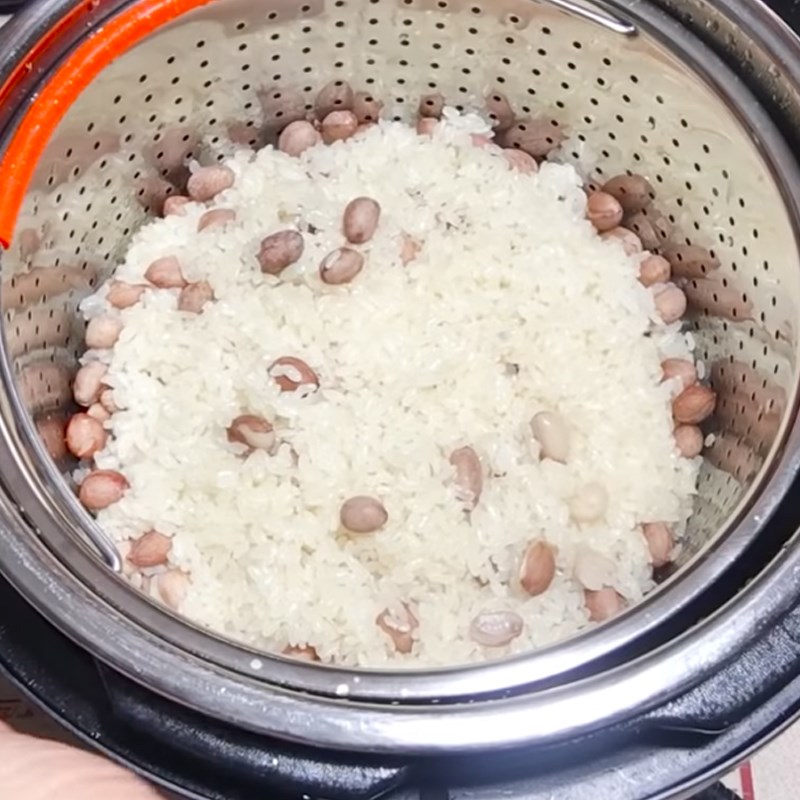 Step 3 Sticky rice with peanuts using a pressure cooker