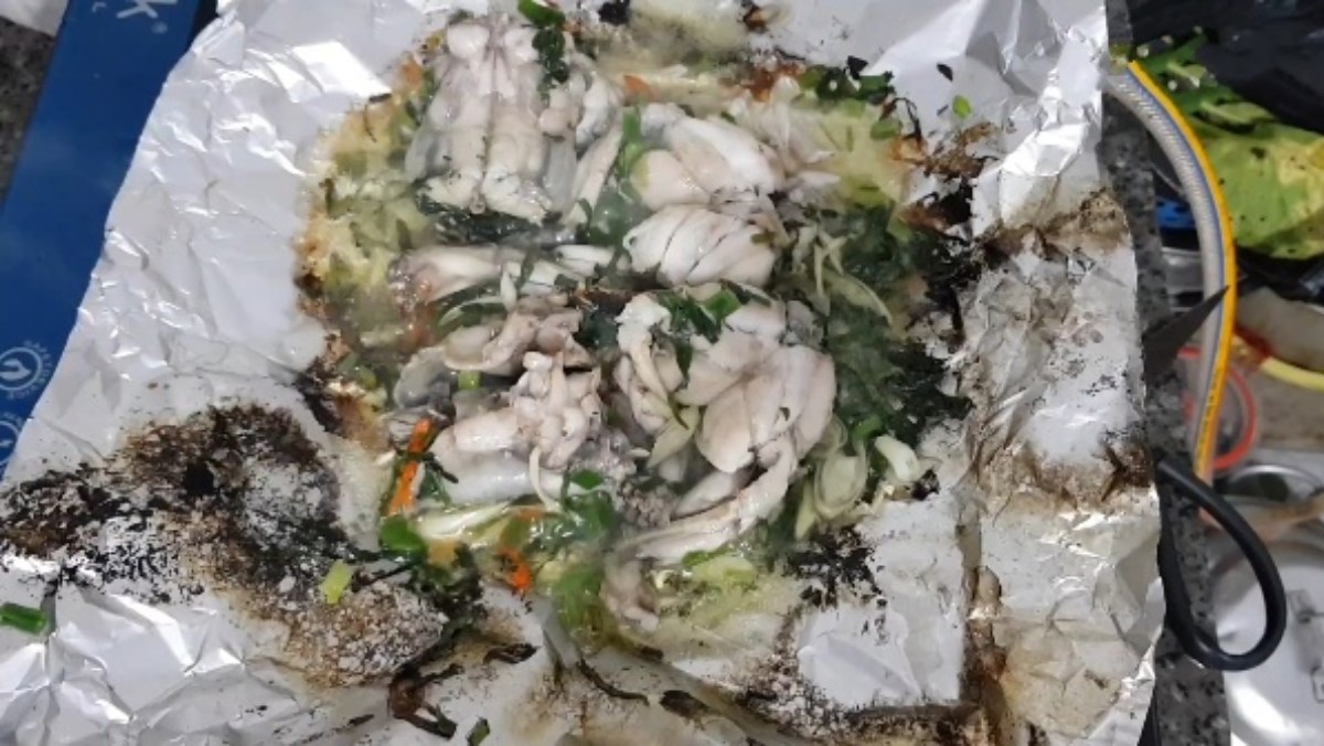 3 Ways to Make Delicious Grilled Frogs Wrapped in Betel Leaves at Home 40 Frog mixed with guava leaves grilled in foil