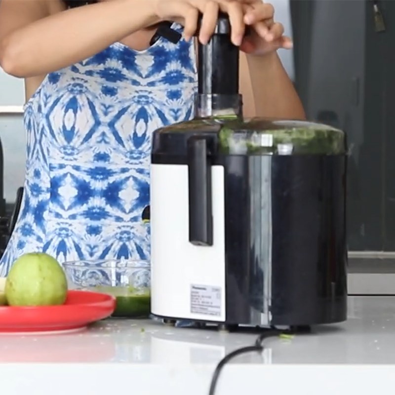 Step 2 Juice the pennywort, guava, and orange Pennywort, Guava and Orange Juice