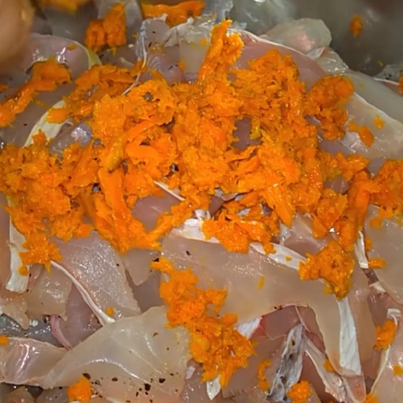 Step 2 Pounding spices and marinating fish Mì quảng cá lóc