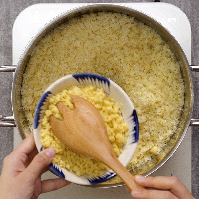 Step 3 Steaming Sticky Rice Durian with Mung Beans