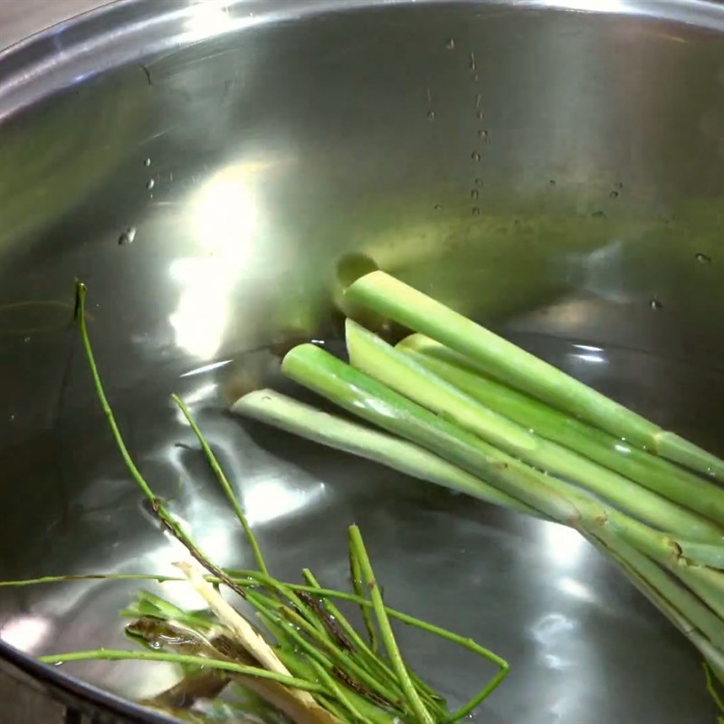 Step 5 Steaming the Pork Leg Grilled Pork Leg with Mắc Mật Leaves