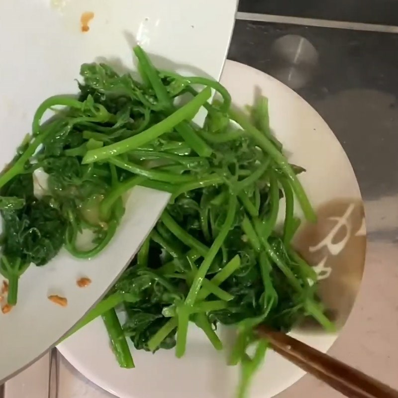 Step 3 Completion Stir-fried sponge gourd shoots with garlic